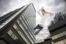 Mimpi jatuh ke dalam sebuah selokan : Mengapa Rasa Seperti Jatuh Bangunan Semasa Sedang Tidur Iluminasi