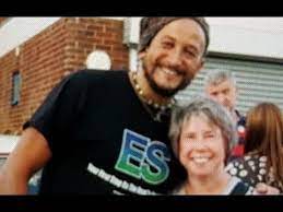 The police were catching/caught the burglar while he escaped/was escaping from the back. Car Sos Phil