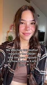 Delia Valentin's Instagram, Twitter & Facebook