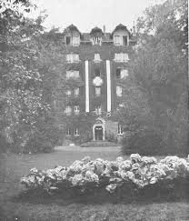 La Venue Du President De La Republique A Cachan La Croix De Guerre 1939 45 Fut Remise Le Vendredi 11 Juin 1954 A Maison De Famille Facade Maison Arcueil