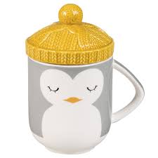Mug Chapeau Pingouin En Faience Sur Maisons Du Monde Piochez Parmi Nos Meubles Et Objets Deco Et Faites Le Plein D Inspiration Penguin Mug Mugs Cool Mugs
