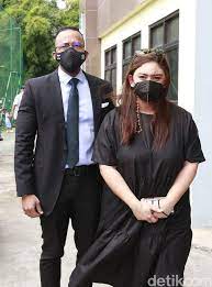Padahal, dikatakan bahwa dennis lyla tak pernah menanyakan kabar. Thalita Latief Serba Hitam Di Sidang Cerai Fakta Gelap Dennis Terungkap