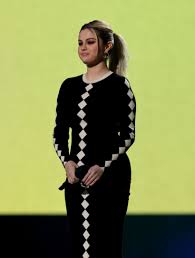 Her mother is of part italian ancestry, and her father is of mexican descent. Selena Gomez Pfeift Auf Schonheitsstandards Nimmt An Gewicht Zu Bigfm
