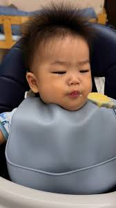 看看👀小雨吃一下就完了😂有的吃就要快不然就生气气😂几分钟吃完一碗粥