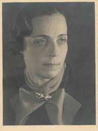 Florence Schweitzer's Instagram, Twitter & Facebook