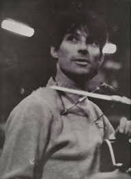 Hugues aufray assis sur une chaise, avec sa fille marie dansant en tutu, dans une salle de danse en 1966. Hugues Aufray Www Rocknroll Schallplatten Forum De