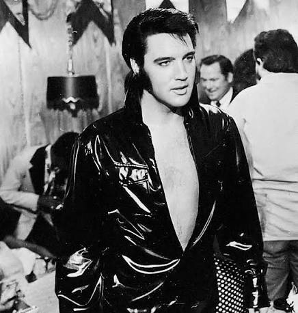 𝗔𝗳𝘁𝗲𝗿-𝗣𝗮𝗿𝘁𝘆 (𝗟𝗮𝘀 𝗩𝗲𝗴𝗮𝘀) ▪︎ Elvis Presley pictured  backstage in his dressing room, throwing an after-party due to his opening  night at the International Hotel on August 10, 1970 in Las Vegas, Nevada.
