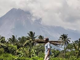 Merapi #gunungmerapi #erupsimerapi 10 tahun lalu, tepatnya 26 oktober 2010, gunung erupsi gunung merapi pada minggu (21/6/2020) pagi, mengakibatkan hujan abu vulkanik di sejumlah. Gunung Merapi Berpotensi Meletus Pemerintah Siap
