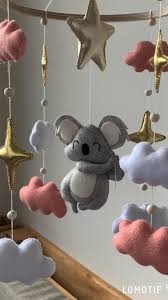 Koala Baby Mobile The Mobile Includes One Koala One Balloon Star Four Stars Eight Clouds This En 2020 Mobile Petite Fille Decoration Chambre Bebe Cadeau Bebe