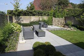 strakke tuin met gras gazon watermuur verhoogde borders en terras krachtige lijnen bepalen de tuin tuin met gras stadstuin hovenieren