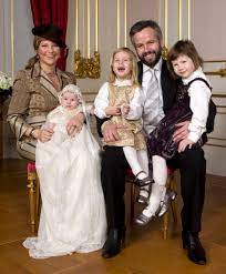 29 de septiembre de 2008) es la tercera hija de la princesa marta luisa de noruega y del escritor ari behn. Emma Tallulah Behn Christening The Royal House Of Norway