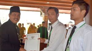 Pengadaan calon pegawai negeri sipil formasi umum, lulusan terbaik, dan disabilitas di lingkungan pemerintah provinsi dki jakarta tahun 2019 profil badan kepegawaian daerah. Serahkan Sk 174 Cpns Wabup Mojokerto Mengabdilah Layani Masyarakat Dengan Baik Info Seputar Mojokerto