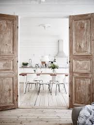 Une Maison Fraiche Et Douce Interieur Maison Deco Maison Porte Interieur Bois