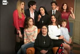 Attraverso gli occhi di suor angela, ex carcerata che ha dato una svolta alla sua vita, vedremo avvicendarsi le storie degli avventori del piccolo bar annesso a un convento della provincia modenese. Che Dio Ci Aiuti 5 Le Anticipazioni Della Quarta Puntata