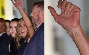 Revelado o significado da tatuagem de Jennifer Aniston com número onze no pulso - Quem | QUEM News