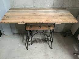 table faite a l aide d un vieux pied en fer forge de machine a coudre singer crochets pour mettre des sacs ou d palette bois machine a coudre singer fer forge
