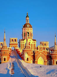 Bangunan bergaya Rusia berselimut salju di Volga Manor, Harbin