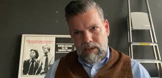 Ken jebsen wurde im berlin der 90er und frühen 2000er jahre bekannt nachdem ken jebsen den rbb verlassen musste, startet er kenfm als selbsternannte alternative medienplattform auf youtube. Alternative Medien Kenfm Wird Vom Verfassungsschutz Beobachtet Belltower News