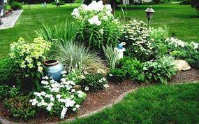 Découvrez comment créer facilement un beau parterre de fleurs ou un massif de plantes vivaces ! Parterre De Fleurs 21 Idees Magnifiques Pour Le Jardin Contemporain Parterre De Fleurs Jardin Contemporain Idees Jardin