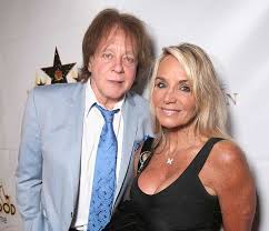 Here is a list of artist's from the 80's. Eddie Money Bio Net Worth Song Albums Tour Show Health Cancer Death Cause Of Death News Wife Kids Age Wiki Facts Band Shakin Die Gossip Gist