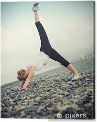 Ich hoffe, dass ich dir mit meinen bildern mut machen kann. Leinwandbild Frau In Weiss Macht Yoga Und Sportubungen Am Strand Pixers Wir Leben Um Zu Verandern