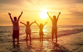 Beberapa ide menggambar yang bisa dipilih di antaranya adalah pemandangan alam, tempat wisata, atau kegiatan keluarga saat harus di rumah saja. Anda Berencana Liburan Ke Pantai Baca 7 Tips Liburan Ke Pantai Bersama Keluarga Futuready