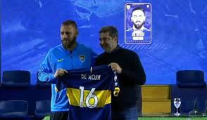 El veterano volante italiano daniele de rossi anunció el lunes que deja el fútbol y volverá a su país por la necesidad de estar con su familia, luego de acordar la desvinculación del popular club boca juniors de argentina. De Rossi Presented At Boca Juniors Everyone Should Do What I M Doing Marca In English