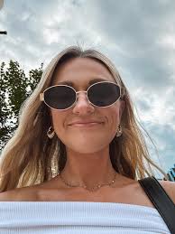 wave bye bye August 👋🏼☀️