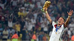 Nach 17 jahren beim fc bayern münchen und einem engagement in england bei manchester united stand er zuletzt bis 2019. Einer Der Grossten Bastian Schweinsteiger Beendet Karriere Kicker