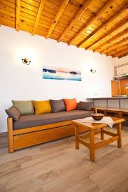 Ad esempio vi sono appartamenti a mykonos che rientrano nella definizione di low cost, rivelandosi sistemazioni a basso prezzo e più spartane, scelte soprattutto dai gruppi di ragazzi in vacanza. Appartamenti E Case Vacanze A Mykonos Da 23 Hundredrooms