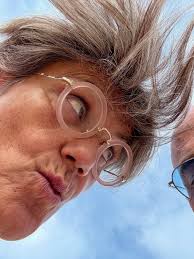 E: 24 anni, visti così fanno quasi impressione, sono tantissimi! Ma sono  volati perché il tempo passa e passa veloce e quando ci si diverte,  velocissimo! Con tanti NZA (pazienza, costanza, resilienza)