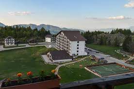 Noul complex turistic resort fundata este situat la 35 km de brasov si la 5 km fata de complexul cheile gradistei moeciu, pe un platou din zona fundata. Cheile Gradistei Fundata Resort Spa Ferienresidenzen Fundata