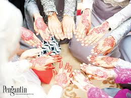 Sebagai sebuah negara yang majmuk, tradisi ini dilakukan oleh pelbagai lapisan masyarakat dan juga bangsa serta agama. Hukum Pakai Inai Buat Wanita Lelaki Untuk Majlis Kahwin Pesona Pengantin