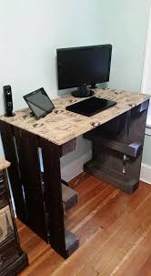 Home Decorating Ideas For Cheap Diy Computer Desk Made From Wooden Pallets And Burlap Fabric With Print Diy Diy Computer Desk Pallet Diy Pallet Desk