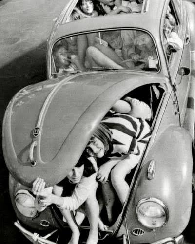31 Students, One Beetle — A Real 1960s Stunt from California! In May 1964,  a group of junior high students from Fullerton, California pulled off  something unforgettable — they managed to squeeze 31