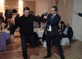 Βγαινει λοιπον σε ενα δημοσευμα του και λεει «εγω παιδια εχω παει με αντρα και ηταν ωραια». Ta Paidia Ths Samarinas Xorepse O Apostolos Gkletsos Sthn Eyboia Ellada Press