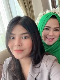 Bak Pinang Dibelah Dua, Ini 6 Potret Rosa Meldianti dan Ibunda