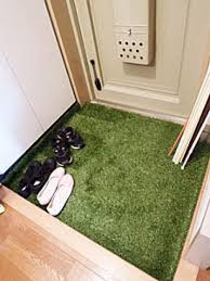 人工芝をインテリアに 100均の人工芝で作るおしゃれ空間 weboo ウィーブー 暮らしをつくる 玄関 人工芝 インテリア 人工芝