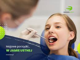 A dzisiaj przed Wami lek. dent. Karolina Spodzieja 😍 ➡️ Absolwentka  stomatologii Śląskiego Uniwersytetu Medycznego w Katowicach. Staż  podyplomowy odbyła w Instytucie Centrum Zdrowia Dziecka. Poza pracą w  gabinecie #Krokodent, jest pracownikiem