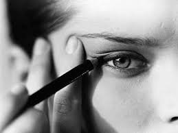 Before using any new eye liner, conduct an allergy test to ensure it will not react with your eyelids. A Lesson In Tightliner Eyeliner That Actually Makes Your Eyes Look Bigger Allure