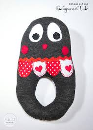 Suche dir einfach eine der zahlreichen gratis anleitungen und schnitte aus und lege gleich los mit einem schönen nähprojekt. Schnittmuster Babyrassel Eule Frida Von Frau Scheiner