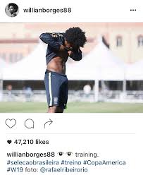 In the context that arsenal have gathered to prepare for the new season, the recent image of midfielder willian has made fans bored. On Twitter Willian Hitting Back At The People Calling Him Fat And Overweight