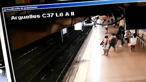 Al abordar, permite antes la salida. Detenido Un Hombre Por Empujar A Otro En La Linea 6 Del Metro