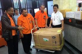Setelah barang masuk ke indonesia dan telah dilakukan bongkar muat di pelabuhan, maka barang akan di ambil atau di distribusikan ke penyedia karena hampir di setiap kantor pos besar (pabean)/ bagian pengumpul barang kiriman ada petugas bea cukai yang menghitung biaya pajak yang. Punya Kiriman Paket Besar Ada Layanan Kargo Pos Ritel Darat Pt Pos Indonesia Yang Bertarif Ekonomis Bisnis Kurir