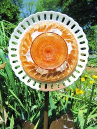 Our flea market gardening experts show how to make dish flowers, how to attach the 'stems' and how to put on the finishing touches! Glass Garden Flower Garden Glass Ceramic Plate Flower Yard Art Handmade Plate Flower Outdoor Decor Plate Glass Plate Flowers Glass Garden Glass Garden Art