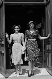 I love 40's fashion, and azalea captured perfectly this style in her new game. 1940s Fashion Iconic Looks And The Women Who Made Them Famous