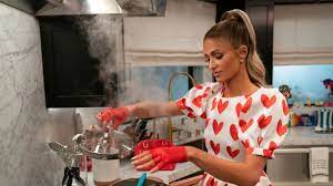 The editors of easy home cooking magazine cooking doesn't need to be a. Paris Hiltons Cooking With Paris Auf Netflix Ich Kann Kochen Stern De