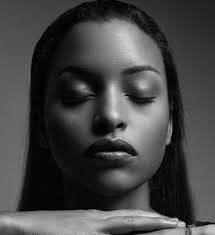 Rencontre avec la chanteuse Anna Parisi lors de la soirée « Honneur Ô Dames  » à L'Etage !