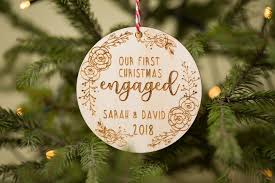 Produk animasi natal bergerak paling populer di north america, western europe, dan eastern europe.anda dapat memastikan keamanan produk dengan memilih dari penyuplai bersertifikasi. Natal Pertama Bergerak Keterlibatan Ornamen Natal Hadiah Pertunangan Pasangan Xmas Hadiah Pertunangan Hadiah Ide Kustom Christma Pendant Drop Ornamen Aliexpress