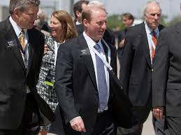 (may 2, 2020) warren buffett is the most closely followed investor in the world, and every year, shareholders of berkshire hathaway look forward to hearing. Y7dvk4jiwrne4m